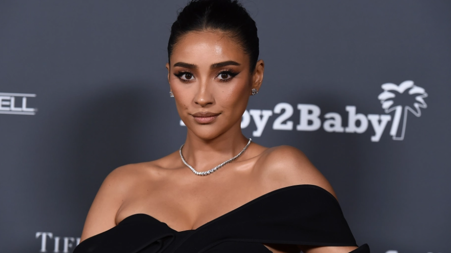 shay mitchell 的 béis travel 推出首款可折叠行李箱