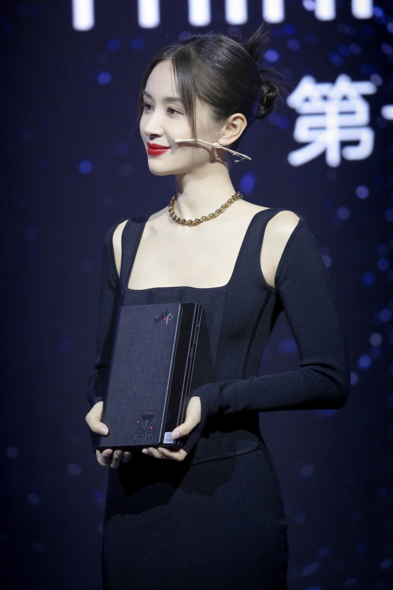 王子文一袭黑色裹身针织连衣裙,完美凸显窈窕身姿