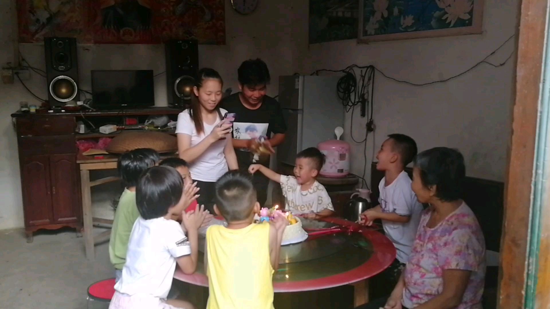 小包包今天过生日,叫了一群小朋友给他过,真是太幸福了!