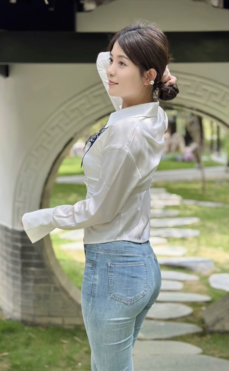 街拍醉美白衬衣牛仔裤女孩#时尚街拍美女