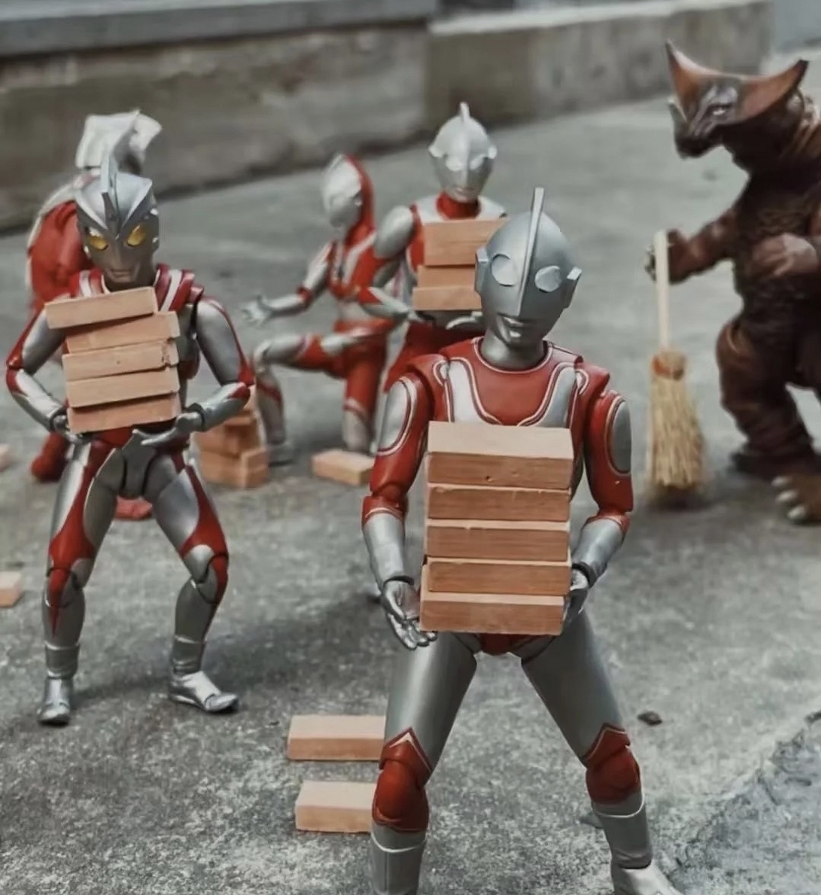 这年代都这么卷了吗?奥特曼都开始搬砖了.