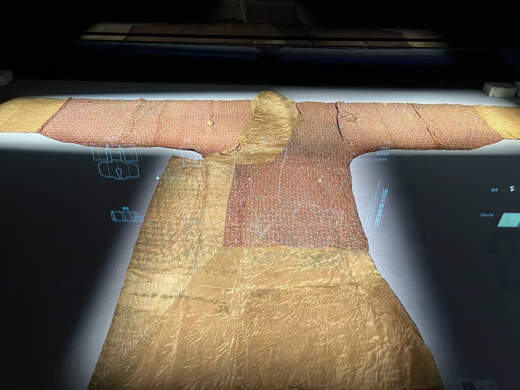 马王堆汉墓发现辛追夫人和她儿子穿过的50多件衣服,目前湖南博物院只