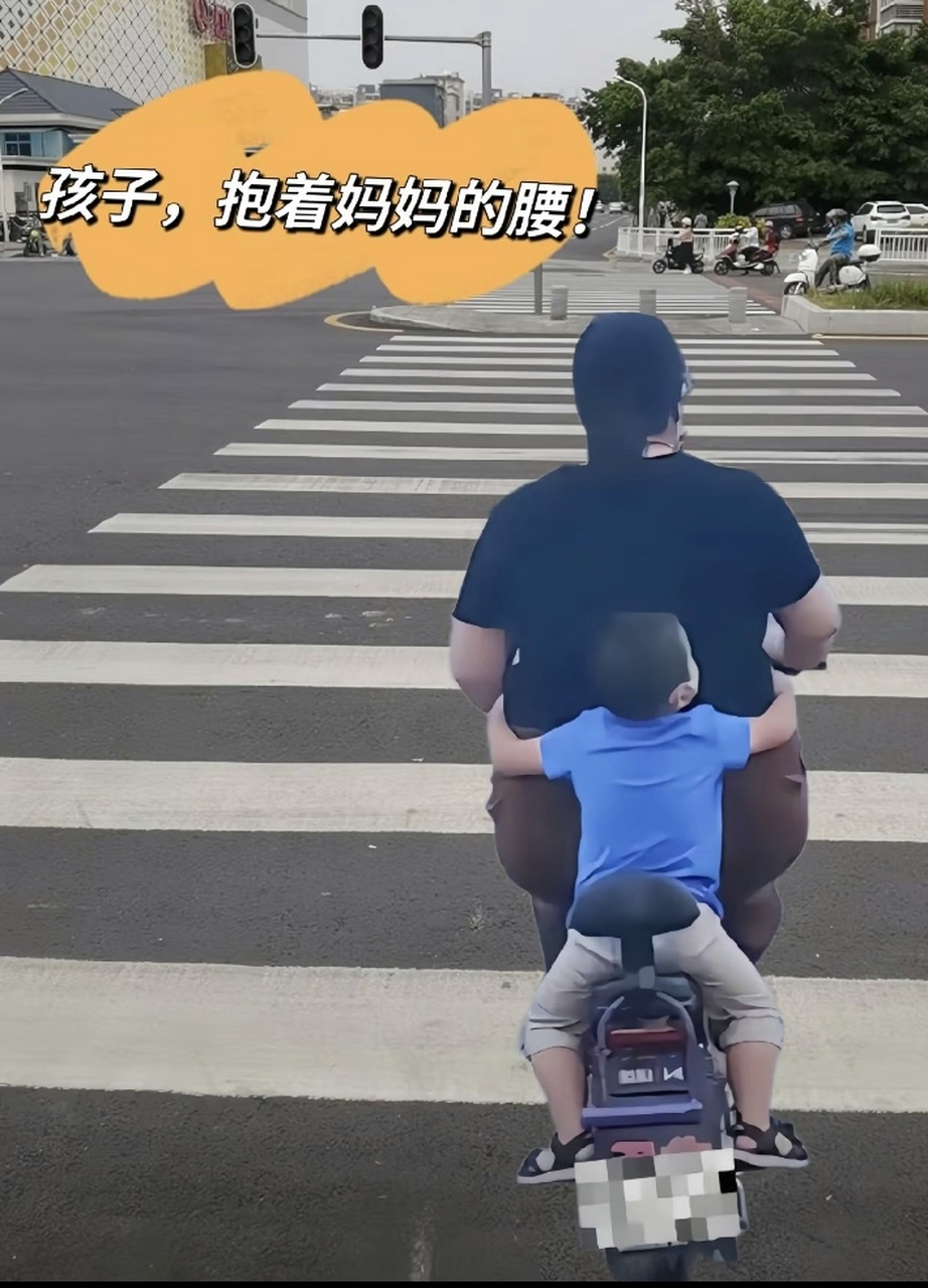 孩子,抱住妈妈的腰,才有安全感