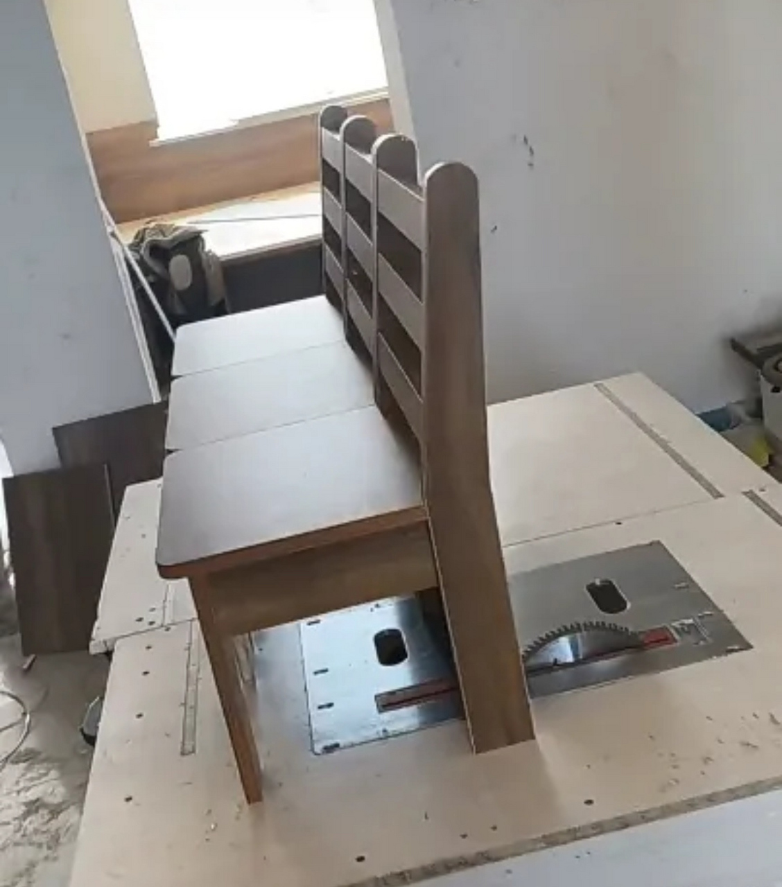 装修结束后,木工师傅用边角余料做了三个小凳子,感觉凳子坐得很周正