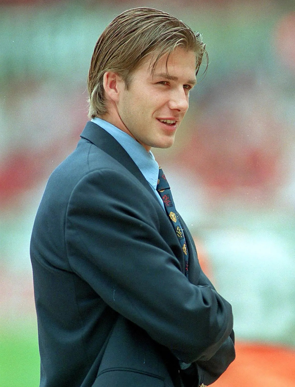 贝克汉姆年轻时的侧颜杀也太完美了! 走到哪里都是焦点!