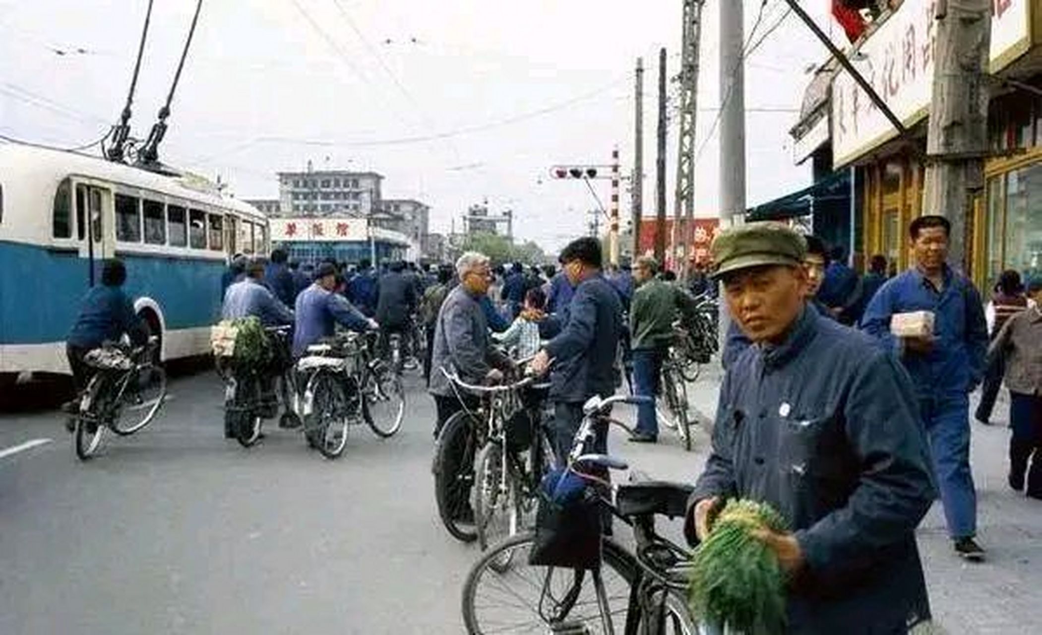 1973年,北京崇文门内大街的一个生活场景写照,从照片中看,行人,自行车