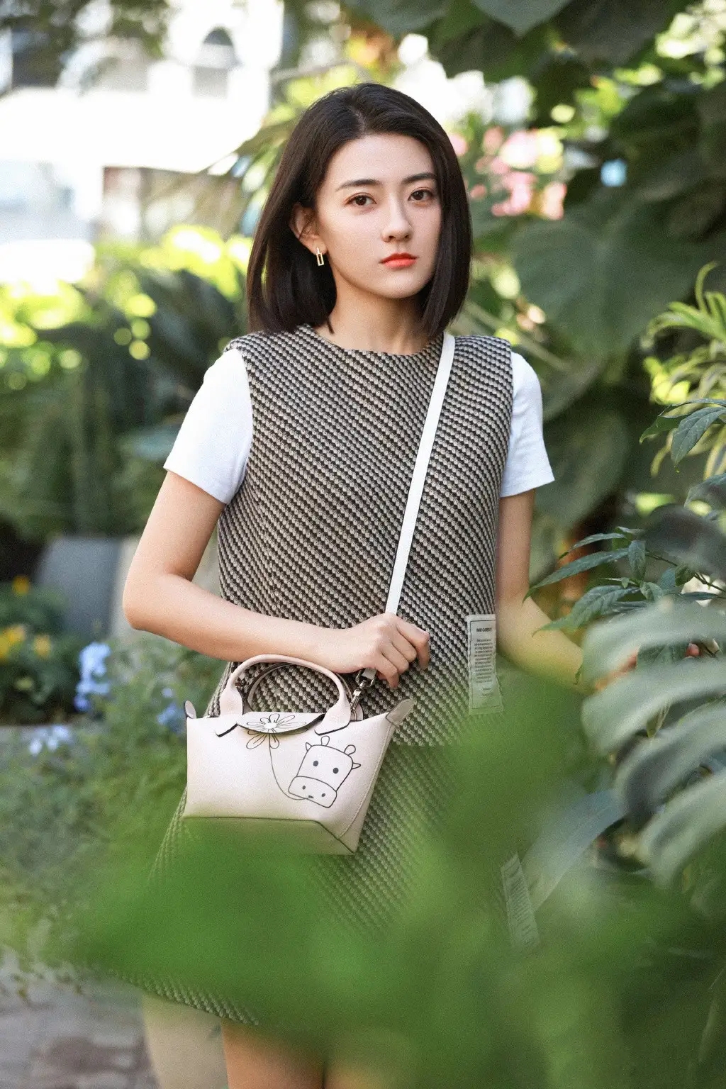 梁洁秋日街拍,白色短袖t恤搭配格纹套裙,优雅时尚,端庄大气