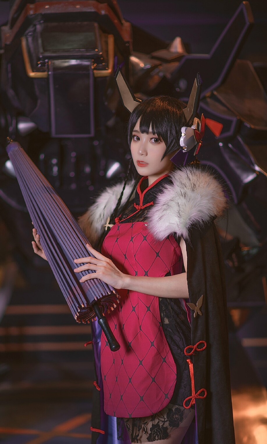 二次元重装战姬cos:冰冷的金属与火热的战姬,暗色系下的明艳一抹