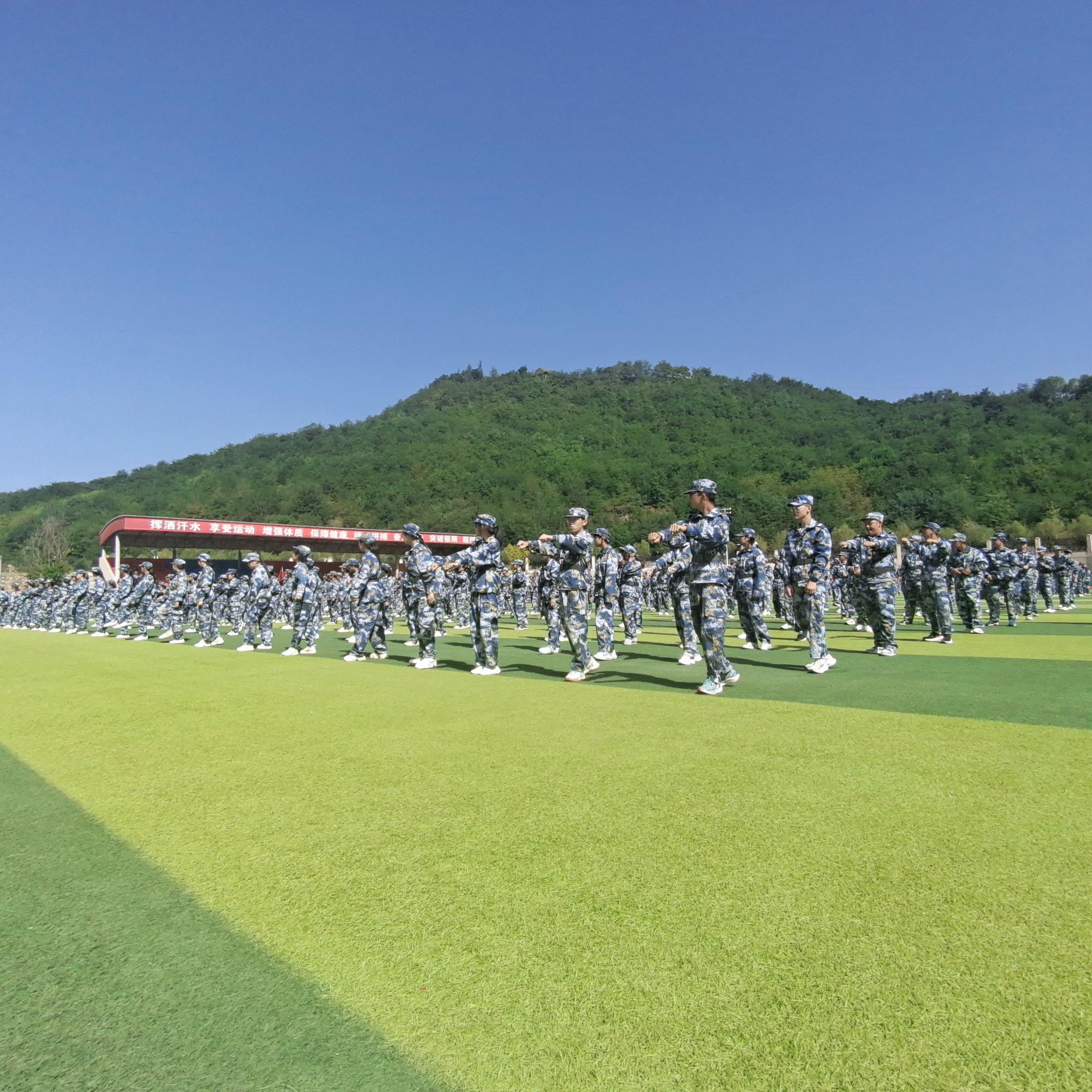 基地照片真实军训远景辽宁省实验中学东戴河校区军训照片军训操场布置