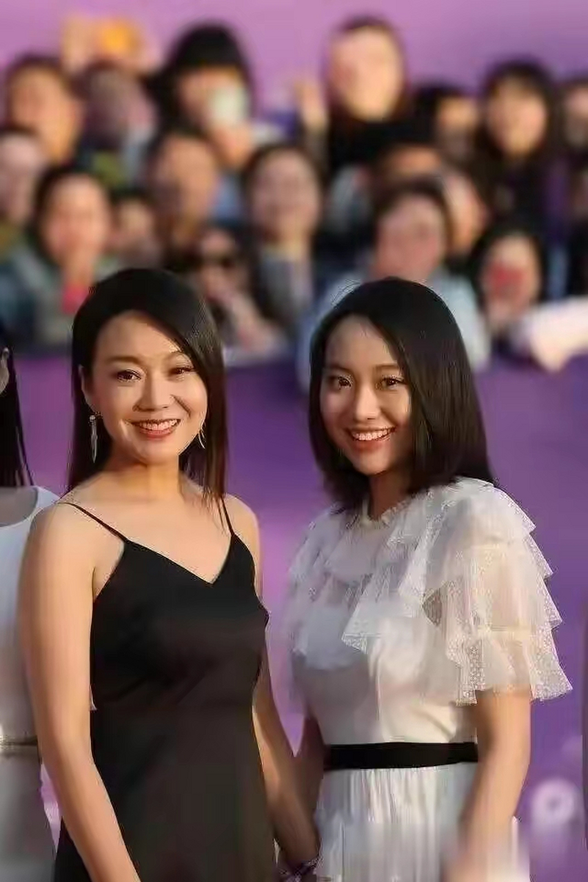 网友:闫妮的女儿邹元清,不仅演技出众,长相也高级,和妈妈共用一张脸