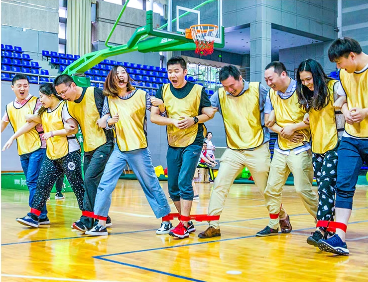 ️️这个游戏的玩法超级简单,就是把相邻的队员的脚绑在一起,然后