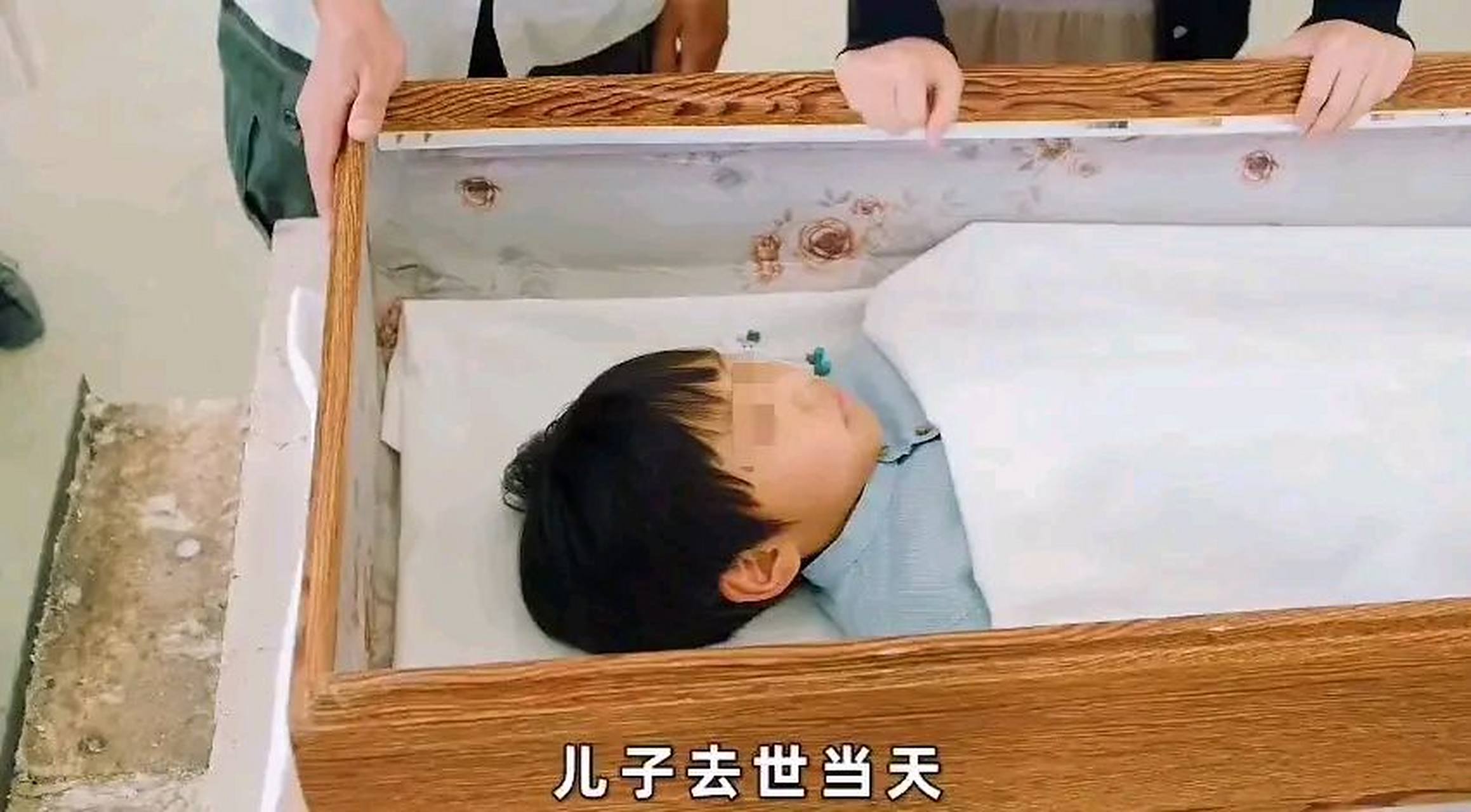 四川一殡仪馆,负责火化的师傅正打算将一具13岁男孩