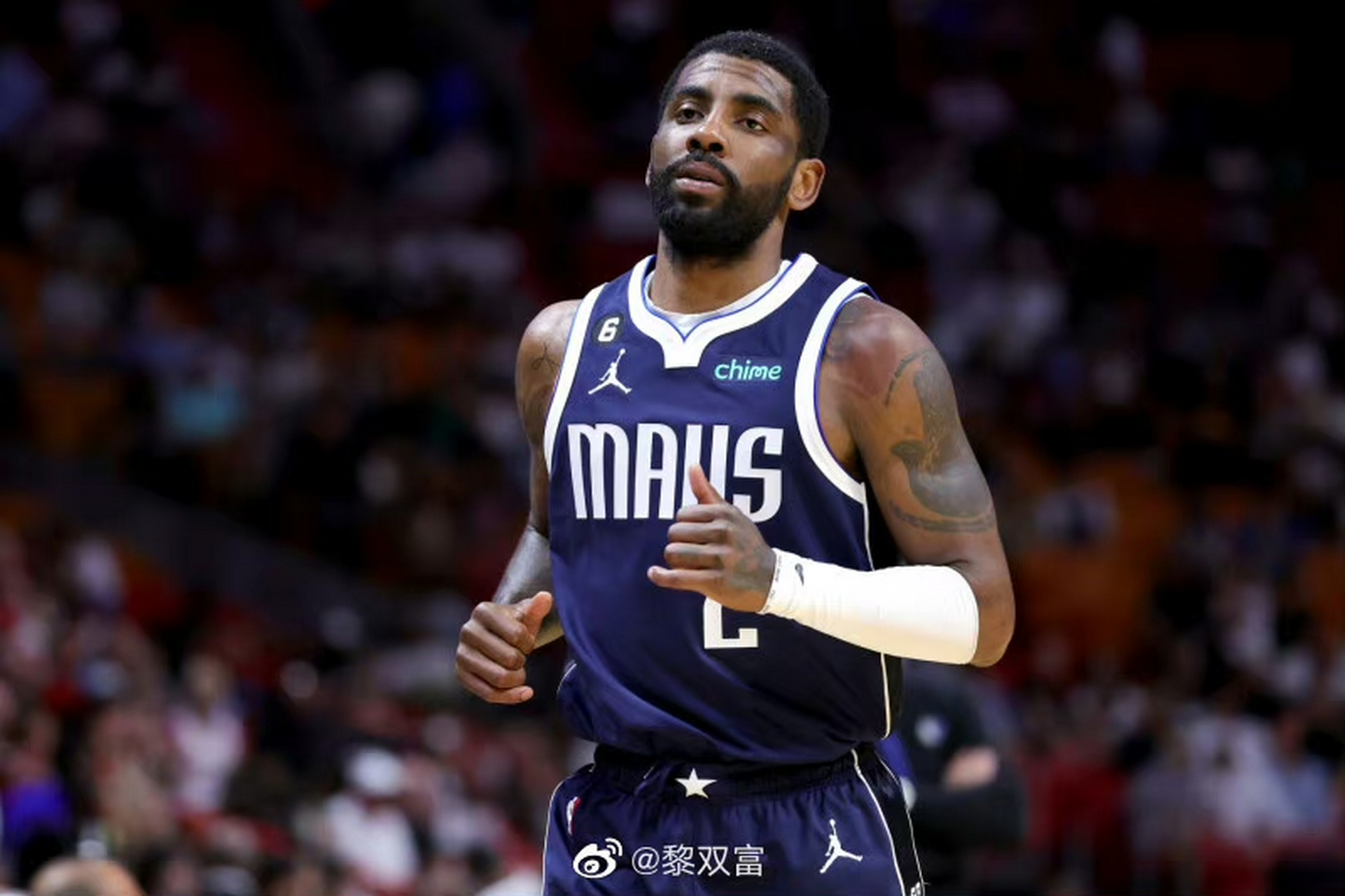 据美媒报道,欧文现在可以提前和独行侠续约,独行侠队也有这个意愿,但