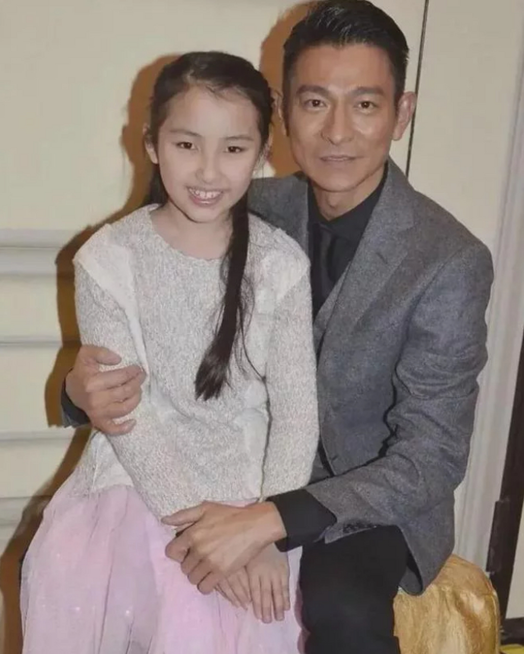 刘向蕙的眼睛和脸型非常像妈妈朱丽倩,耳朵则像天王爸爸刘德华,长得眉