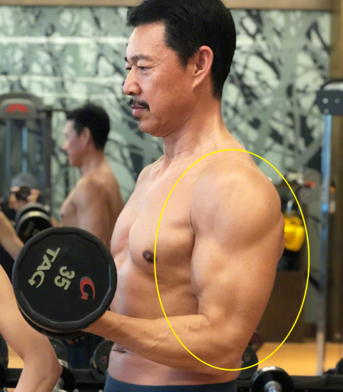 与杨洋合照后,张丰毅现身健身房秀肌肉,同框李若彤让人意外