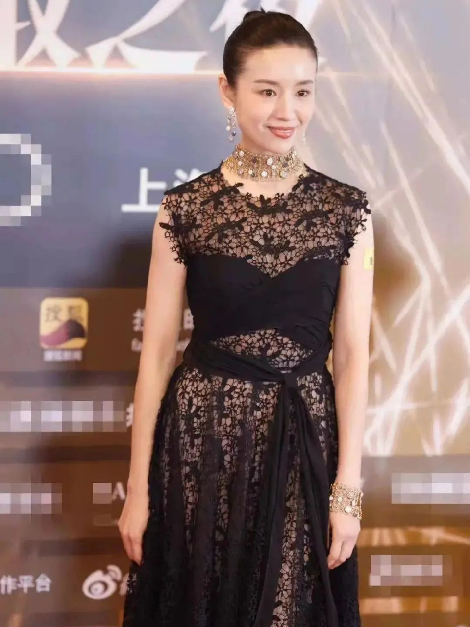 董洁蕾丝无袖裙,高贵大气,这个发型一般人不敢尝试