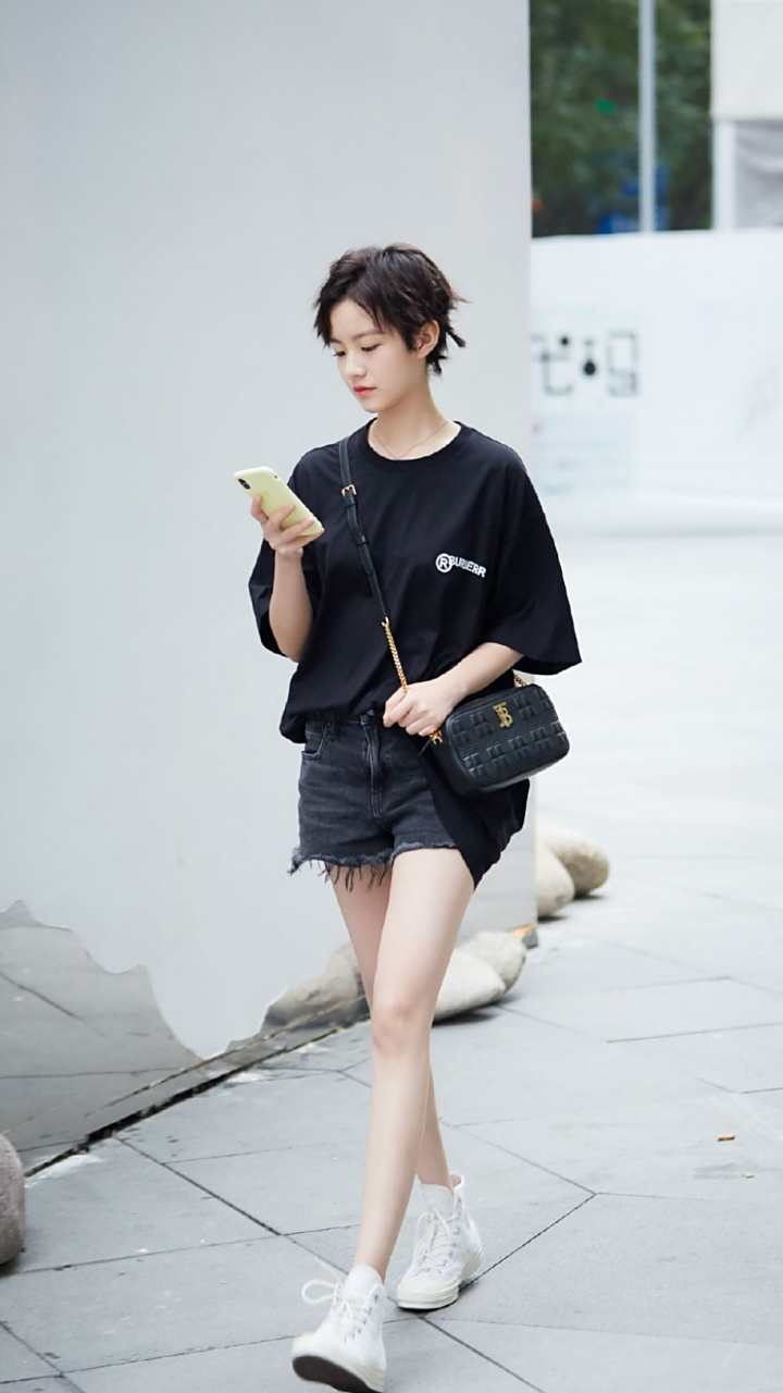 李庚希与好友聚会抽烟# 女孩子抽烟并不令人意外,但是小泥巴抽烟就让