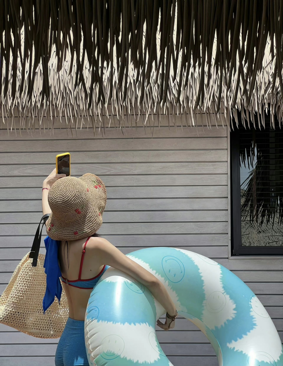 周雨彤[心]  海边蓝色泳装93 #周雨彤# #九月动态激励计划