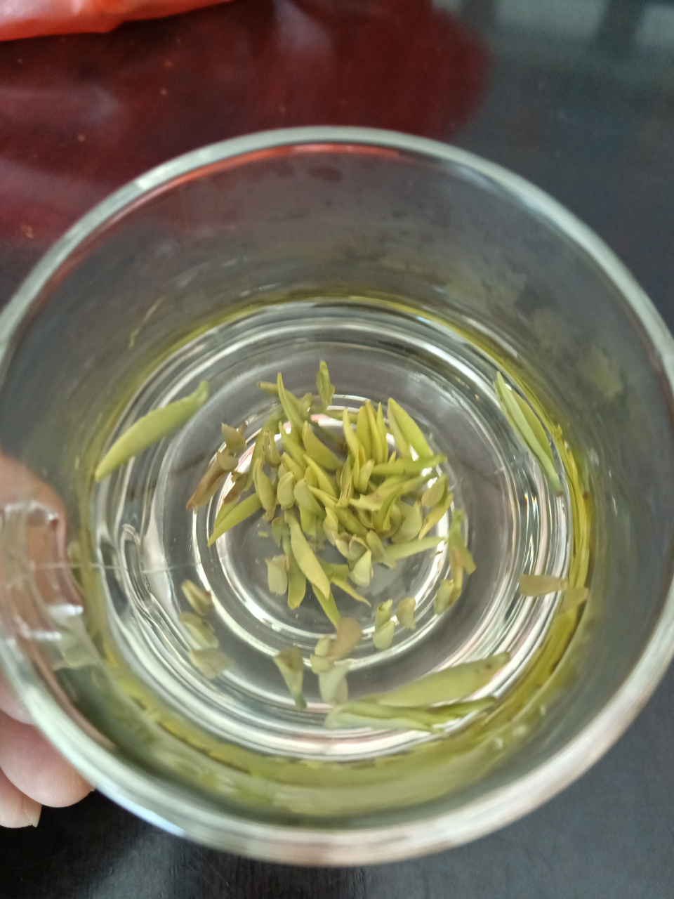 人生就像一杯茶先在水里泡着经过时间沉淀慢慢展露头角