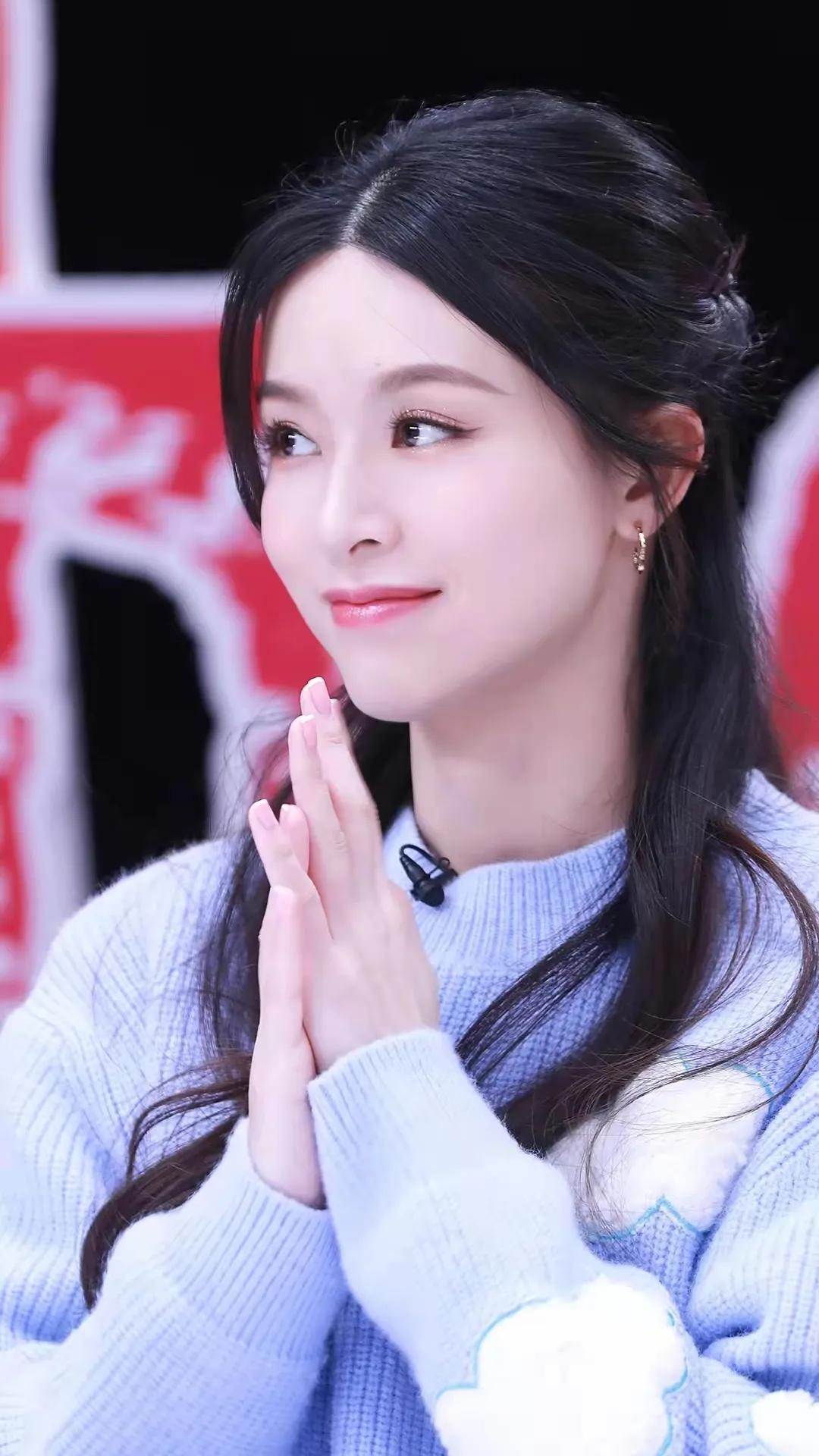 文咏珊气质高雅,俏丽多姿,动人心弦