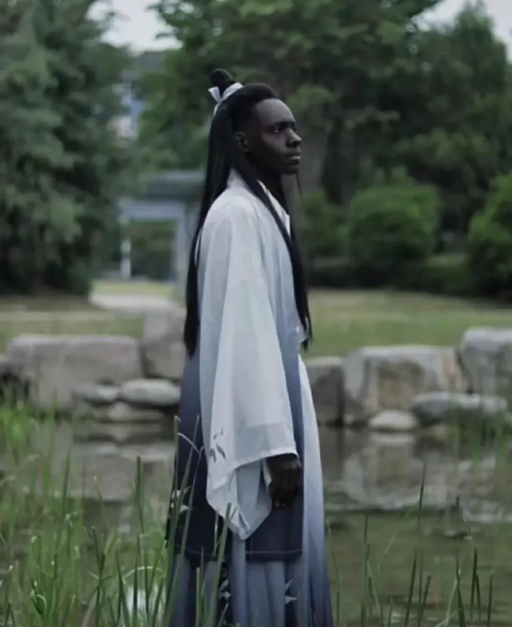 当黑人穿上汉服,可以表达出文化的多元性和包容性.