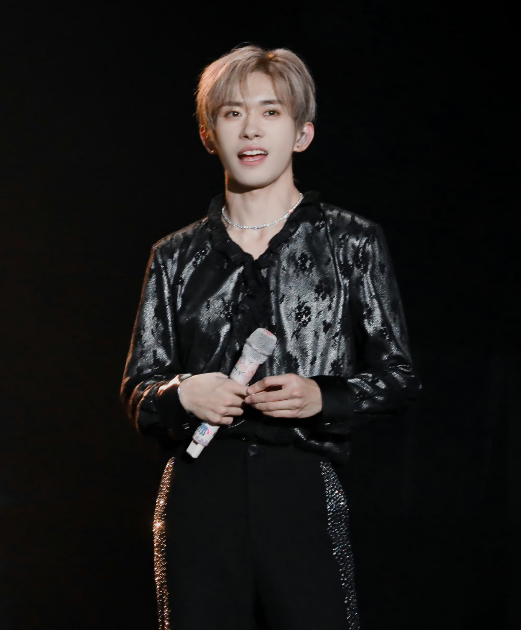 三小只又在社交平台上互动了,王俊凯发了新歌《回望》,王源,易烊千玺