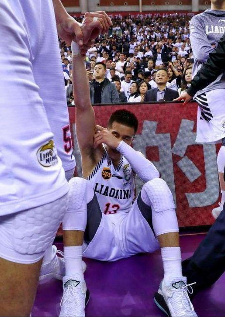 郭艾伦为什么坐在地上哭呢?这是新冠军夺冠之夜,太激动了呗!