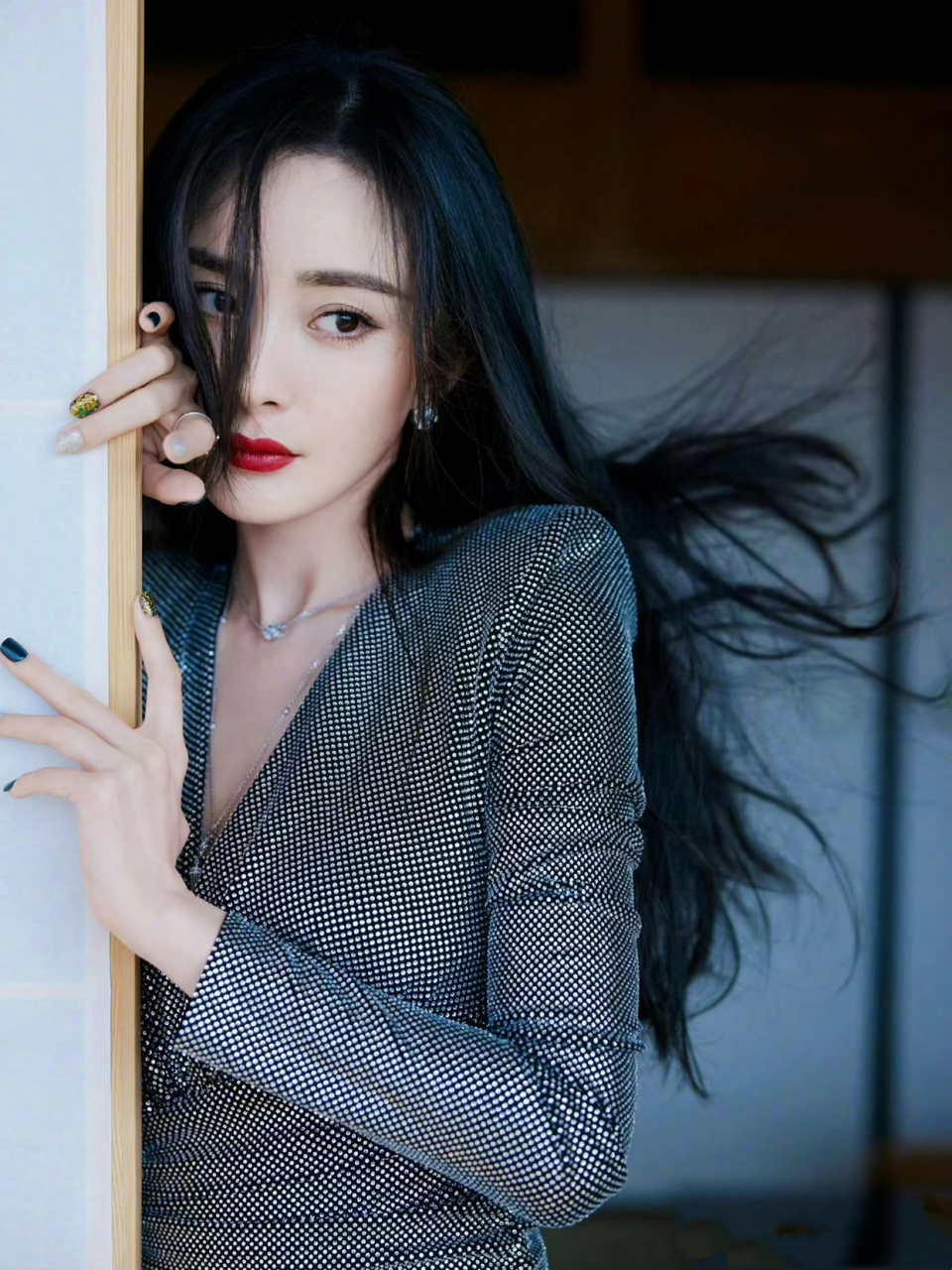 穿银色亮片包臀裙秀性感身段,烫起卷发更妩媚  杨幂作为"时尚女王"之