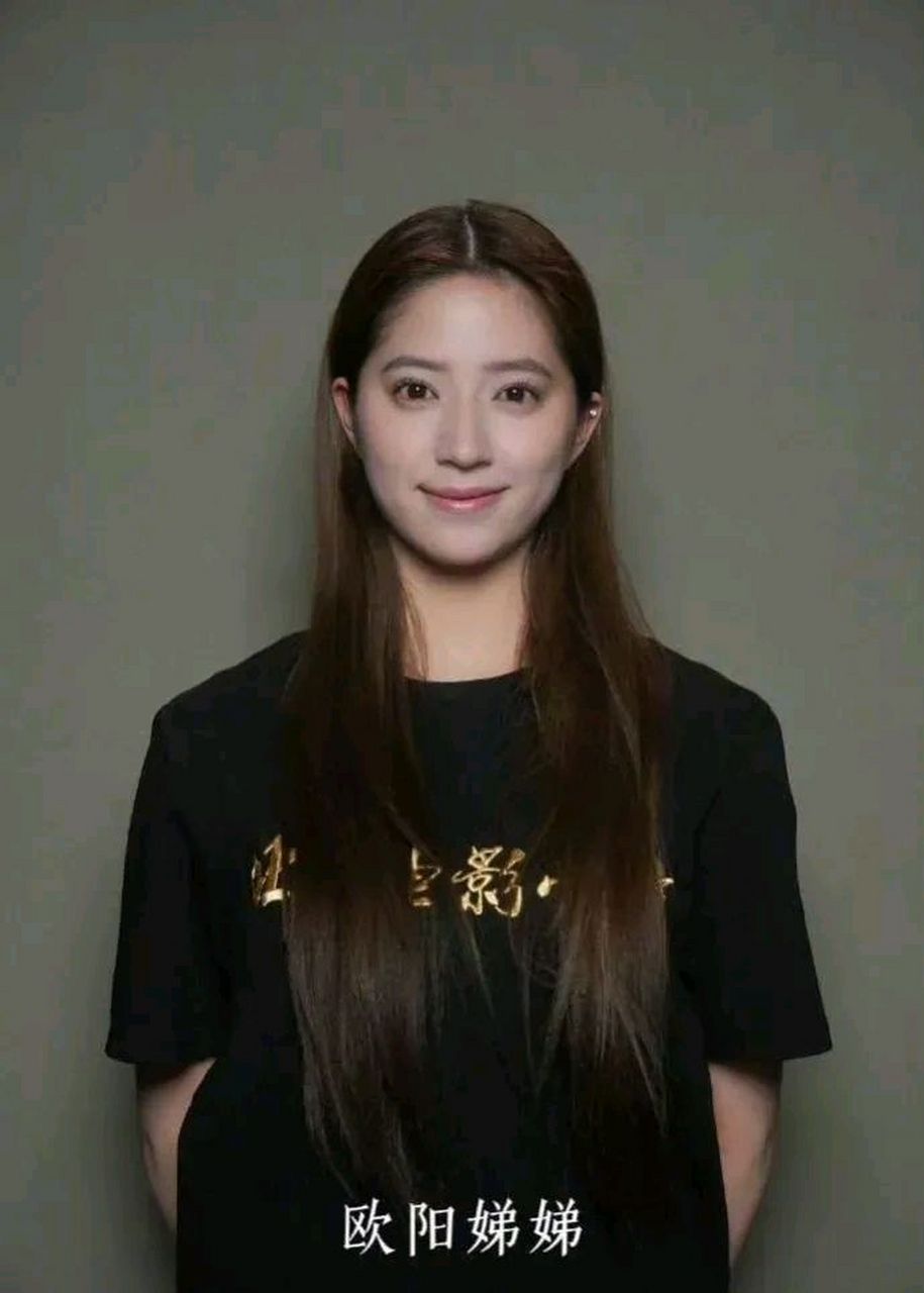 欧阳娜娜的亲妹妹欧阳娣娣,04年出生的,今年才19岁,现在也已经出道当