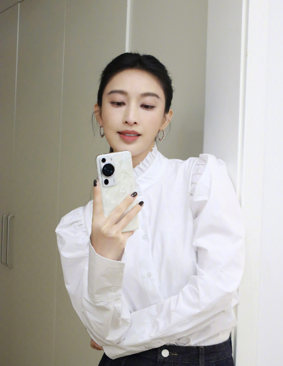 明星# #张俪#  张俪白衬衫配牛仔裤,简约时尚笑容好甜好美.