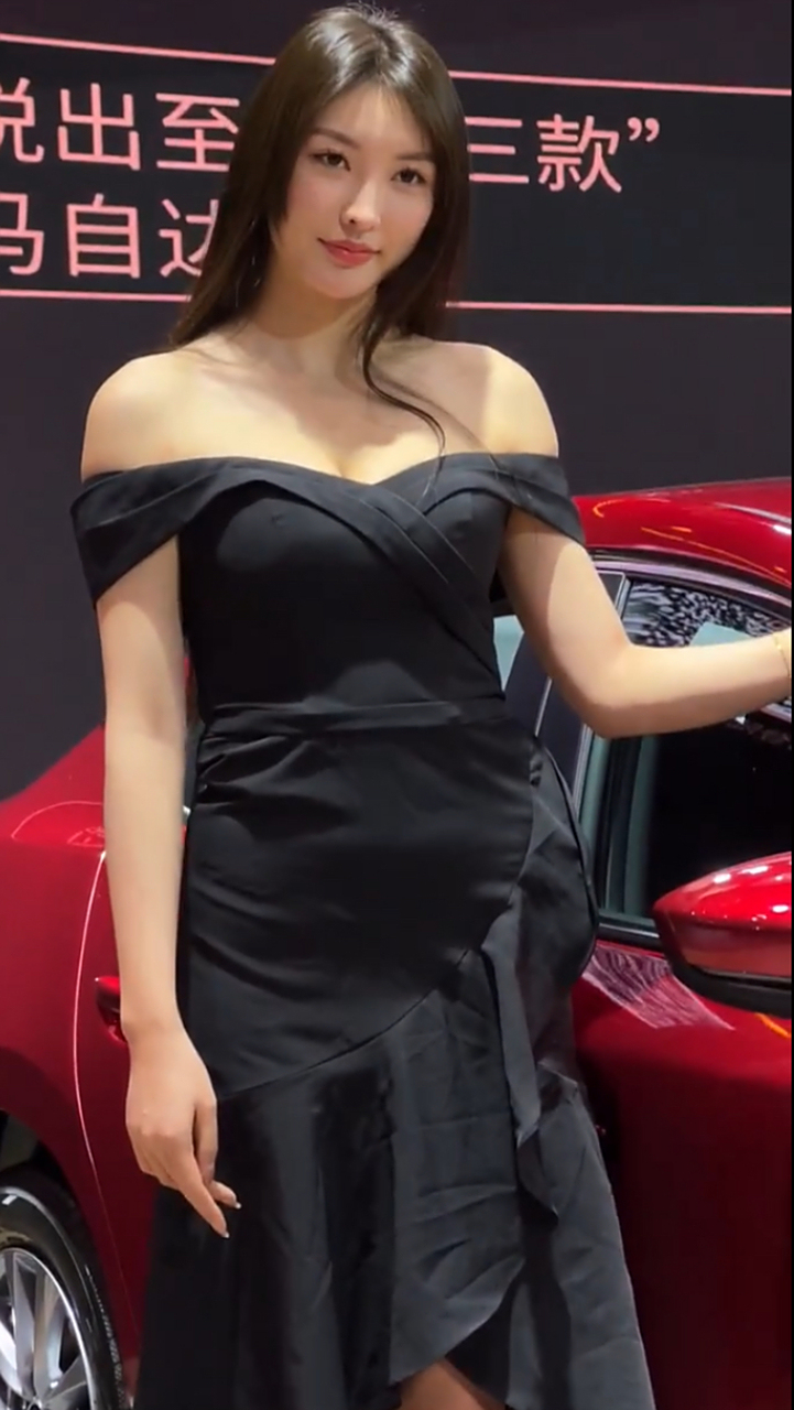 美女车模王语会,肤白貌美身材高挑大气高雅.