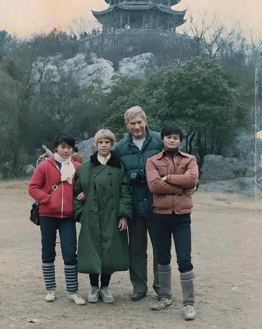 照片中是马云与澳大利亚的笔友的一张合影,在马云15岁时,就结识了