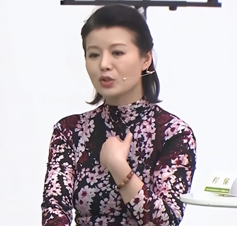 46岁程愫近况曝光,身穿碎花连衣裙,容颜依旧,离婚六年独自带娃