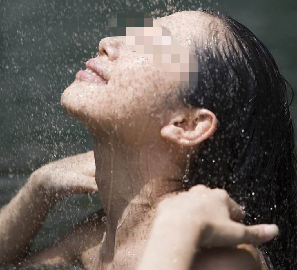 四川宜宾,儿媳妇洗澡,发现公公窗外偷看,公公被发现后