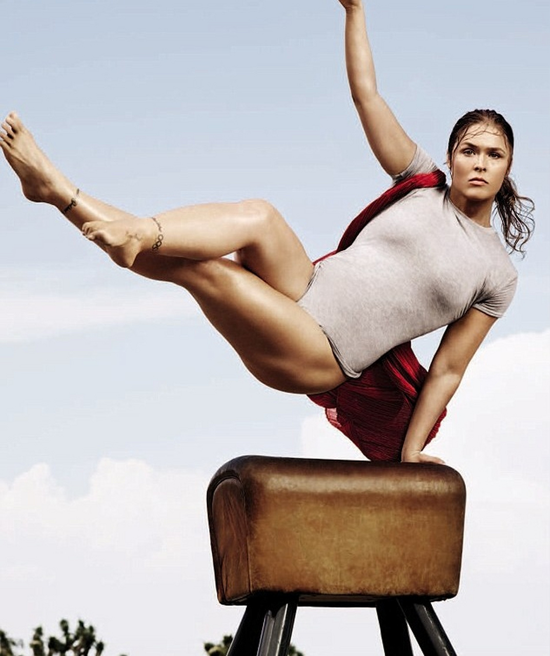 ufc前任女子雏量级冠军,ufc史上最强"女汉子"龙达•鲁西