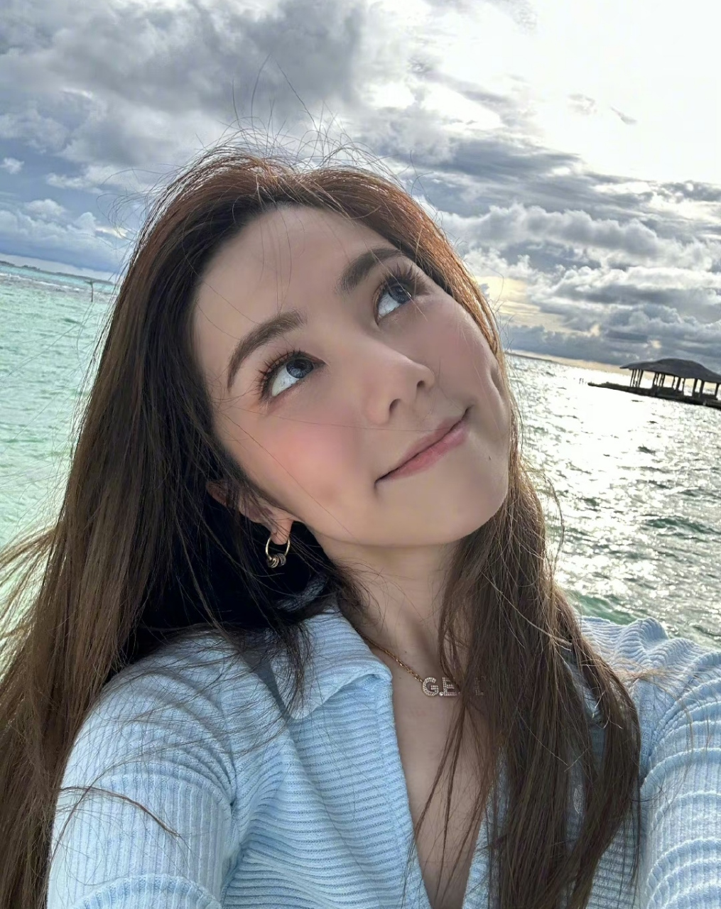 邓紫棋现身马尔代夫度假,在海边自拍浪漫氛围十足.