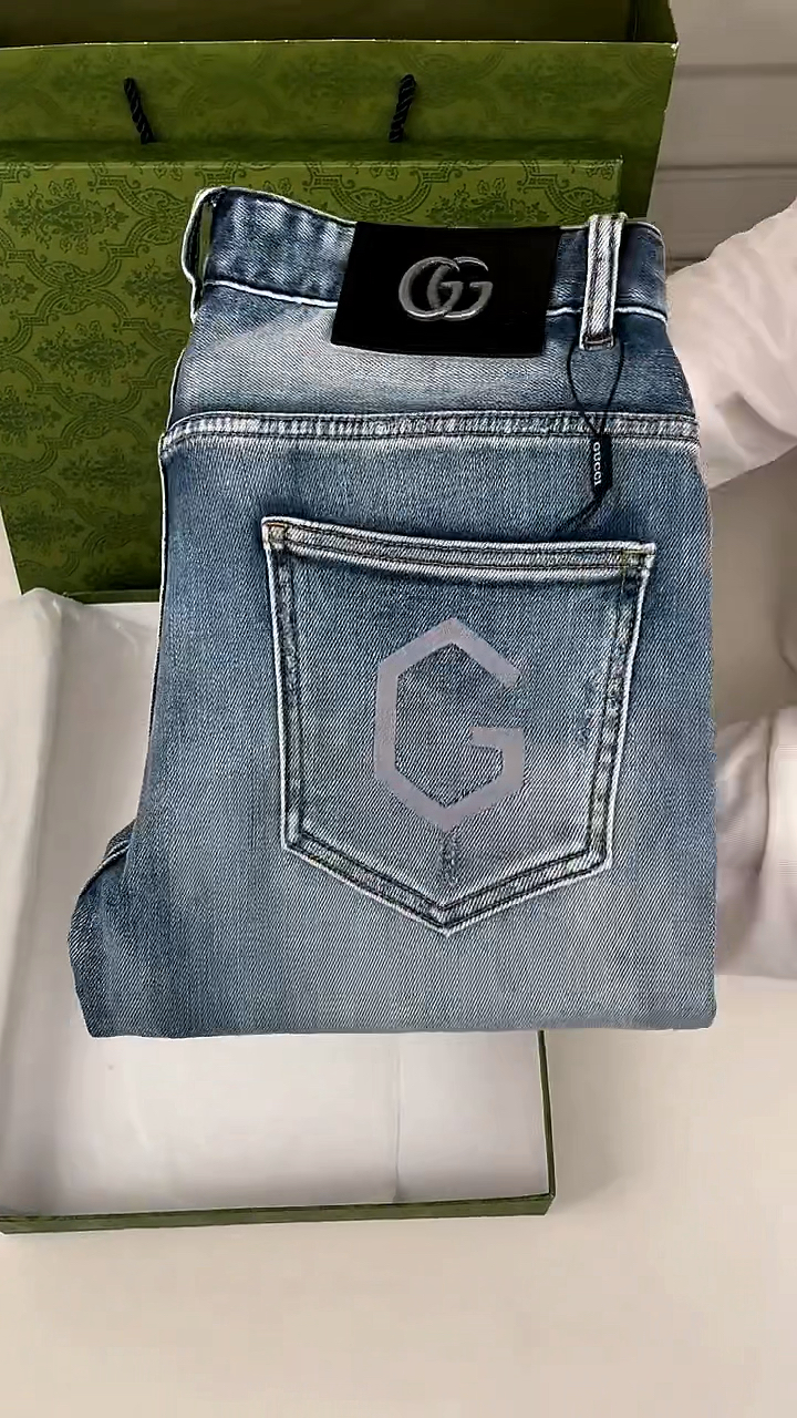 gucci古驰牛仔裤非常前卫的设计风格备受广大男士喜爱