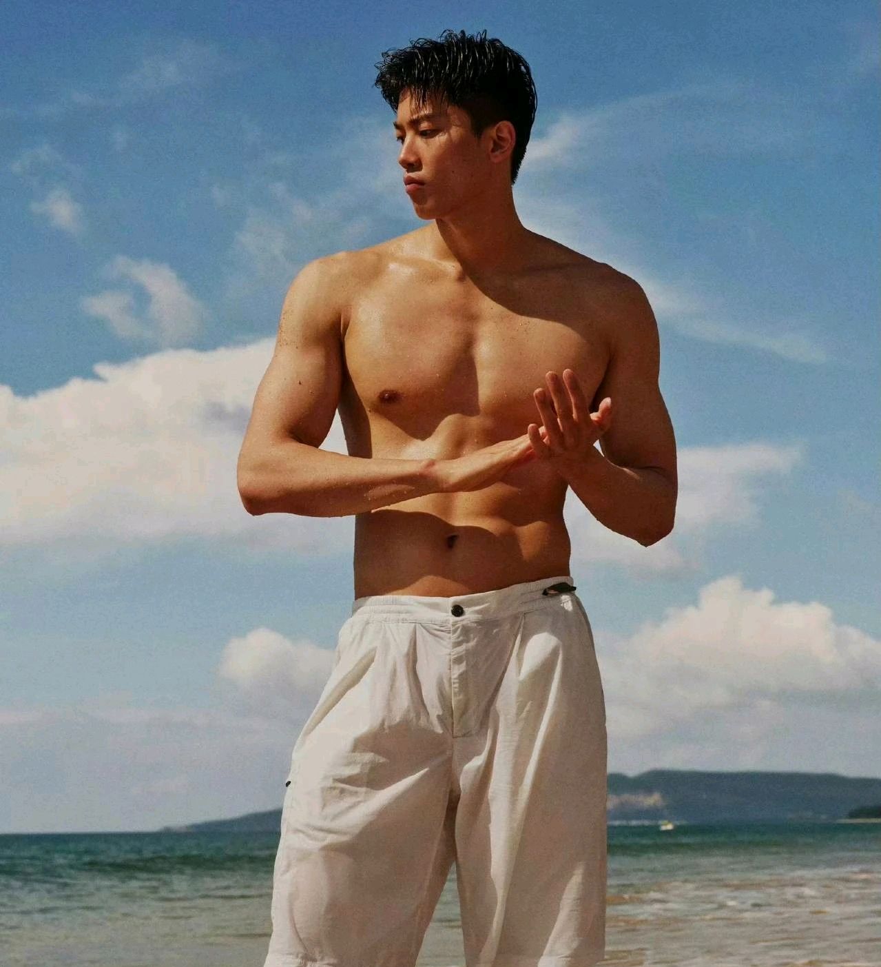 汪顺终于脱了!全新沙滩写真八块腹肌荷尔蒙爆棚