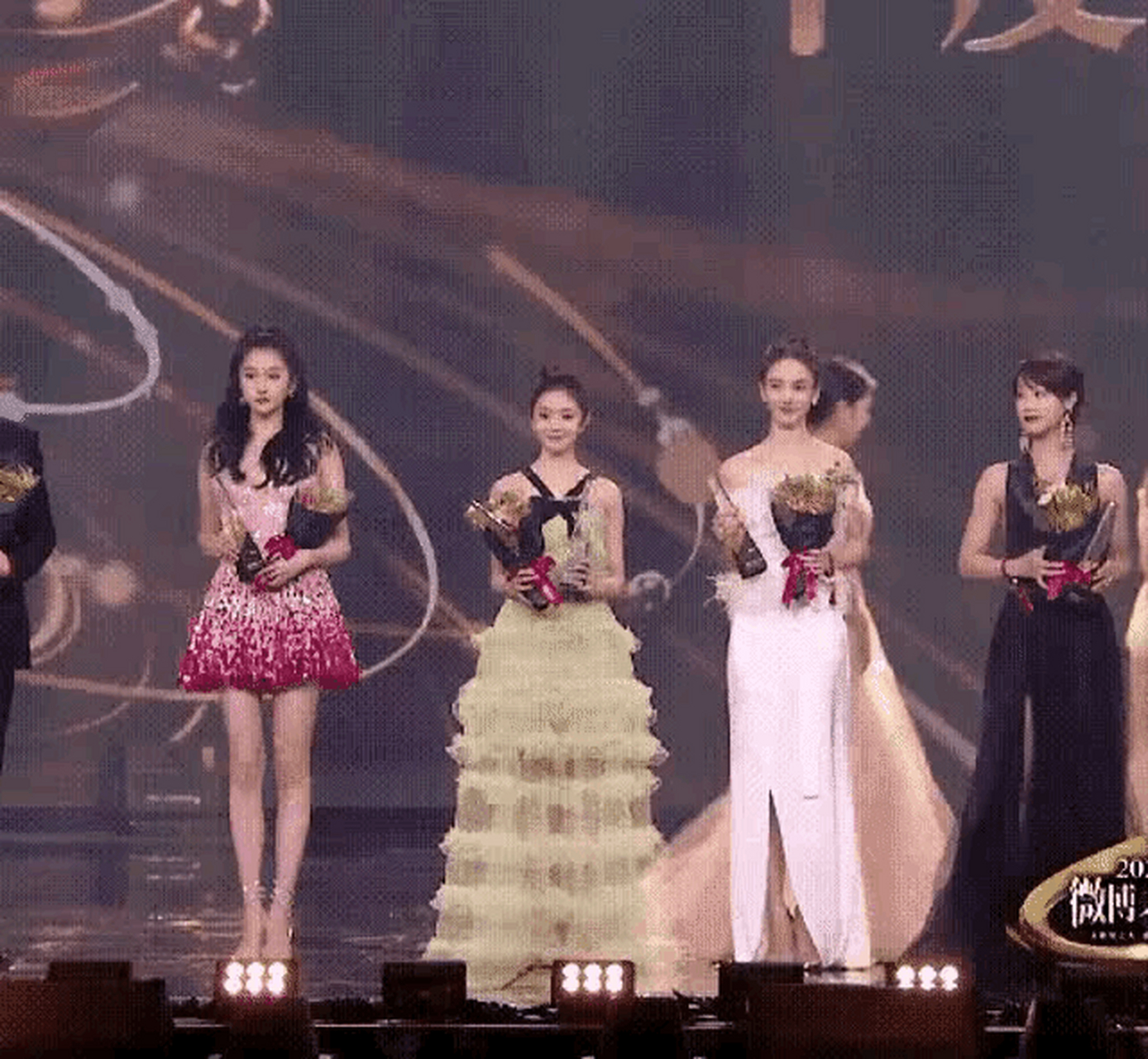 金晨和关晓彤差不多高?[吃鲸]