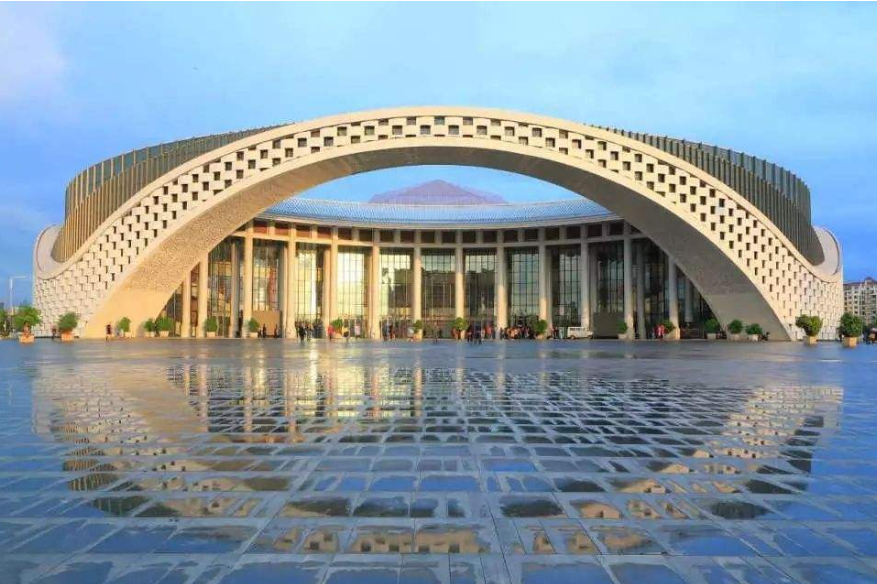 昆明耗资7.7亿的建筑,像一顶"宝石王冠",已成昆明地标