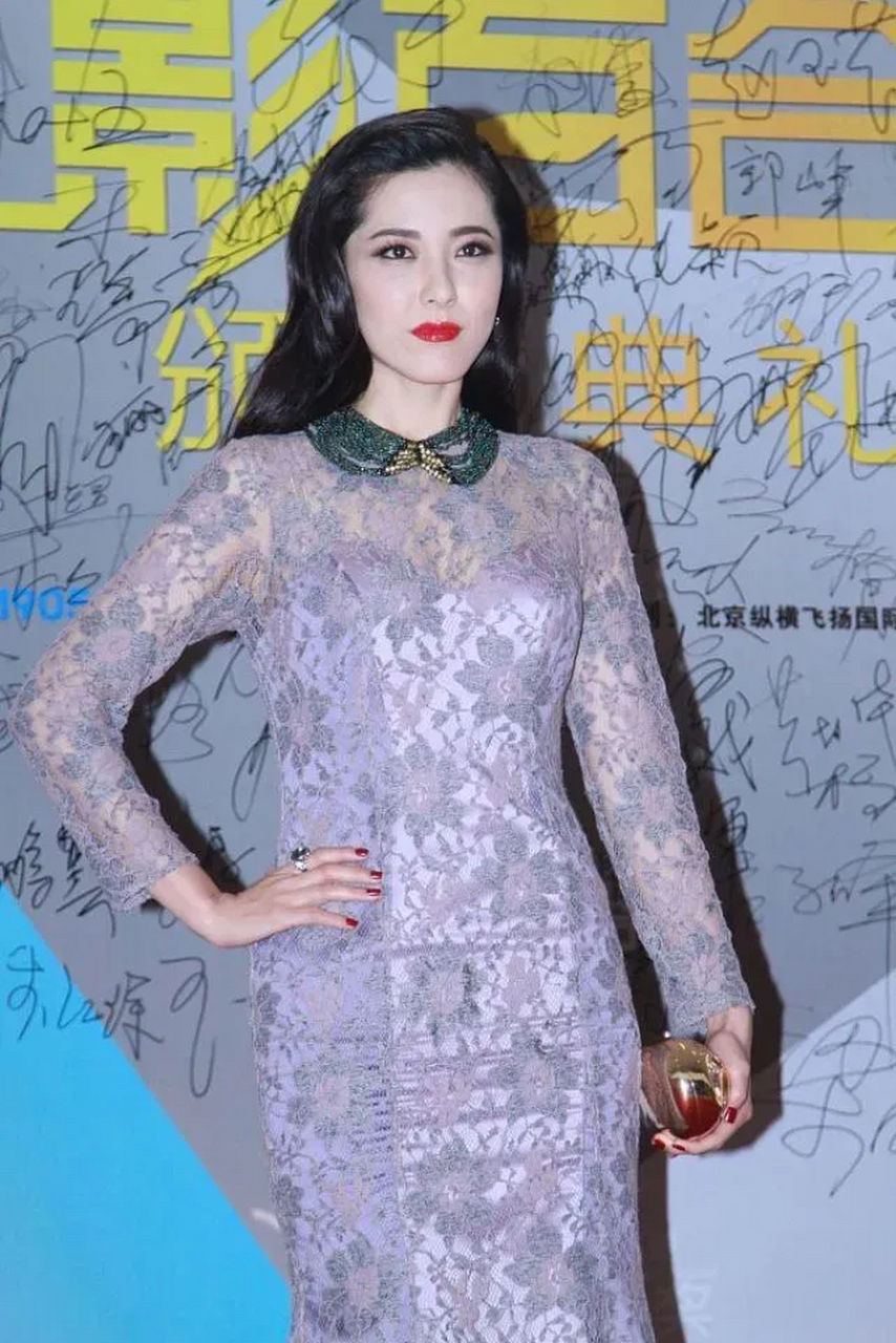 这样浓妆艳抹的妆容,也只有明艳型美人曾黎能hold住了!
