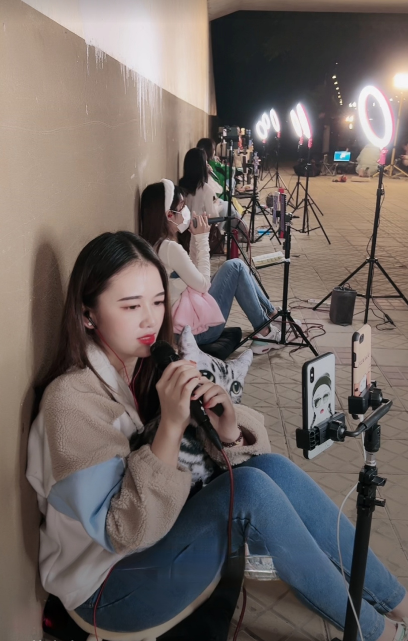 当下几乎全民化的网络直播,就如