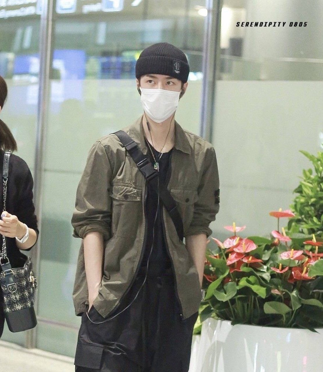 王一博真的好喜欢有线耳机啊,出行都是它 #王一博