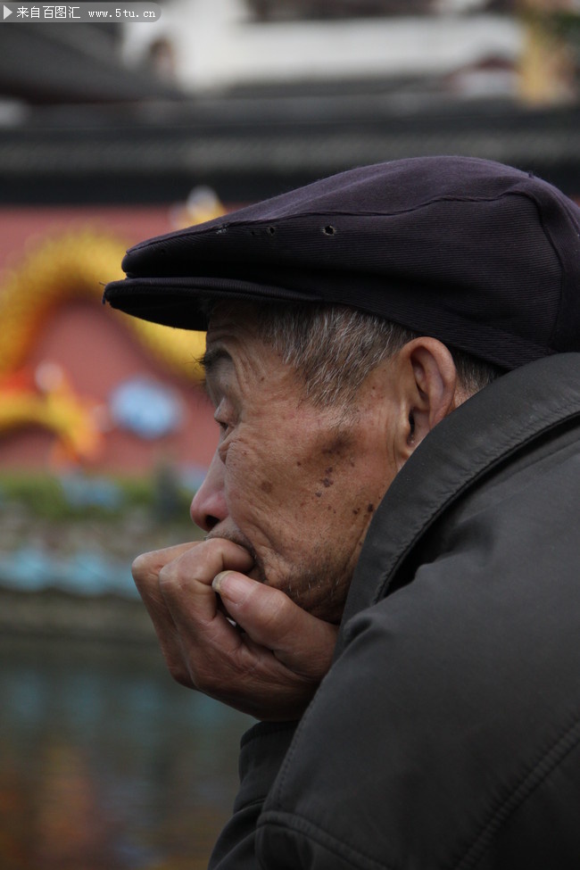 我爷爷去世了,所有人都说要瞒着我太奶奶不能告诉她免得伤心过度.