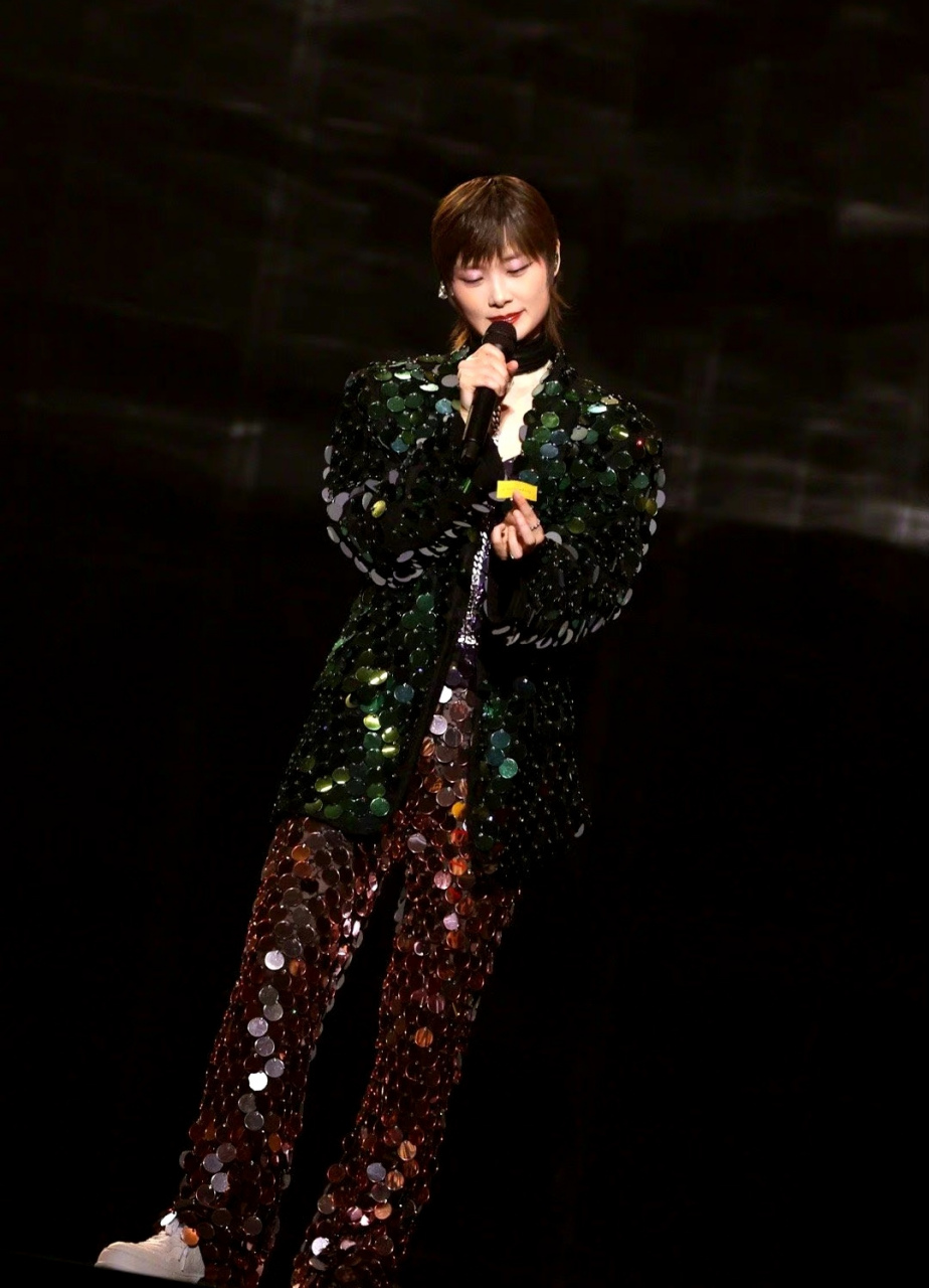 李宇春,从演唱会这身金属打扮,她是最没年龄感的歌手.