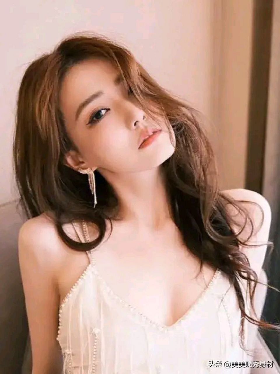 徐璐大尺度低胸吊带裙太显身材了,深深的事业线尤为抢眼,特别招人喜欢