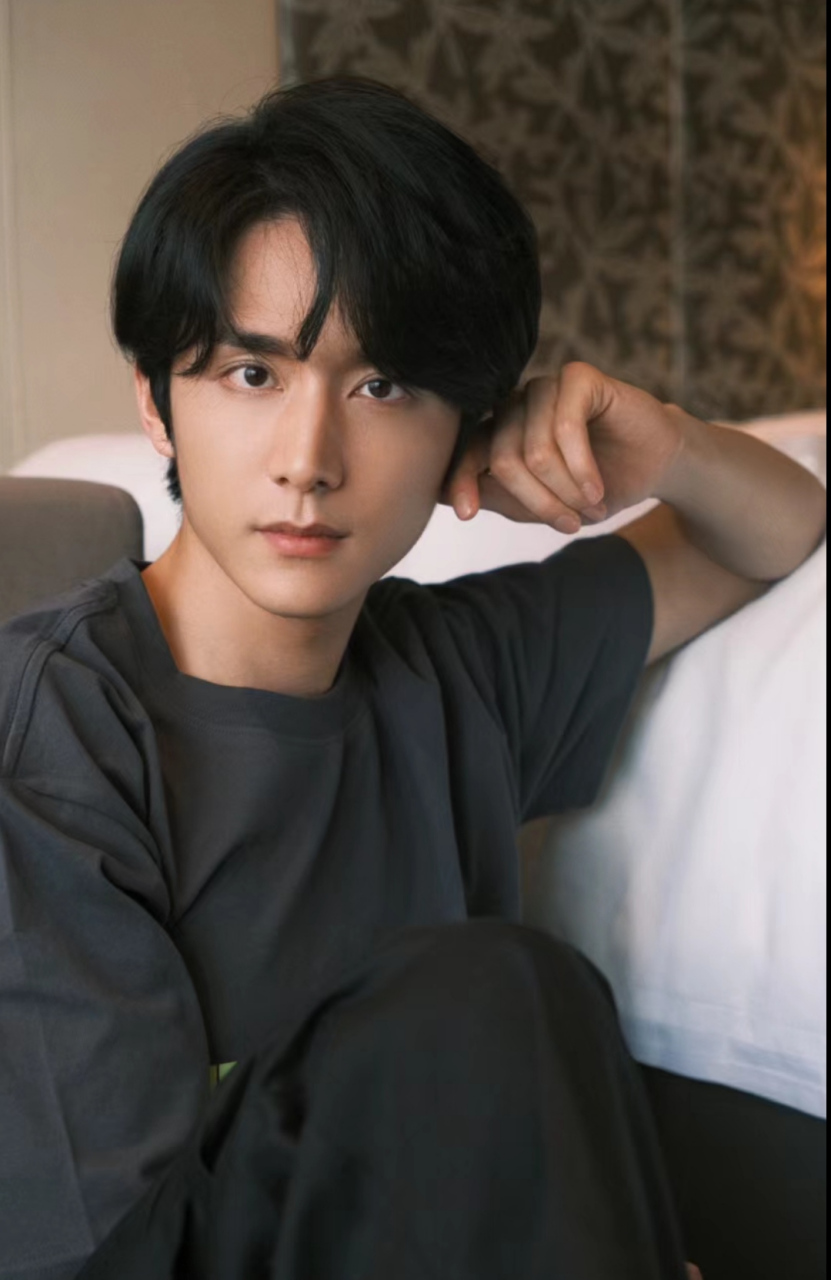 张新成晒生活照脸瘦了,鼻子显得更加立体,头发再短一点会更清爽.