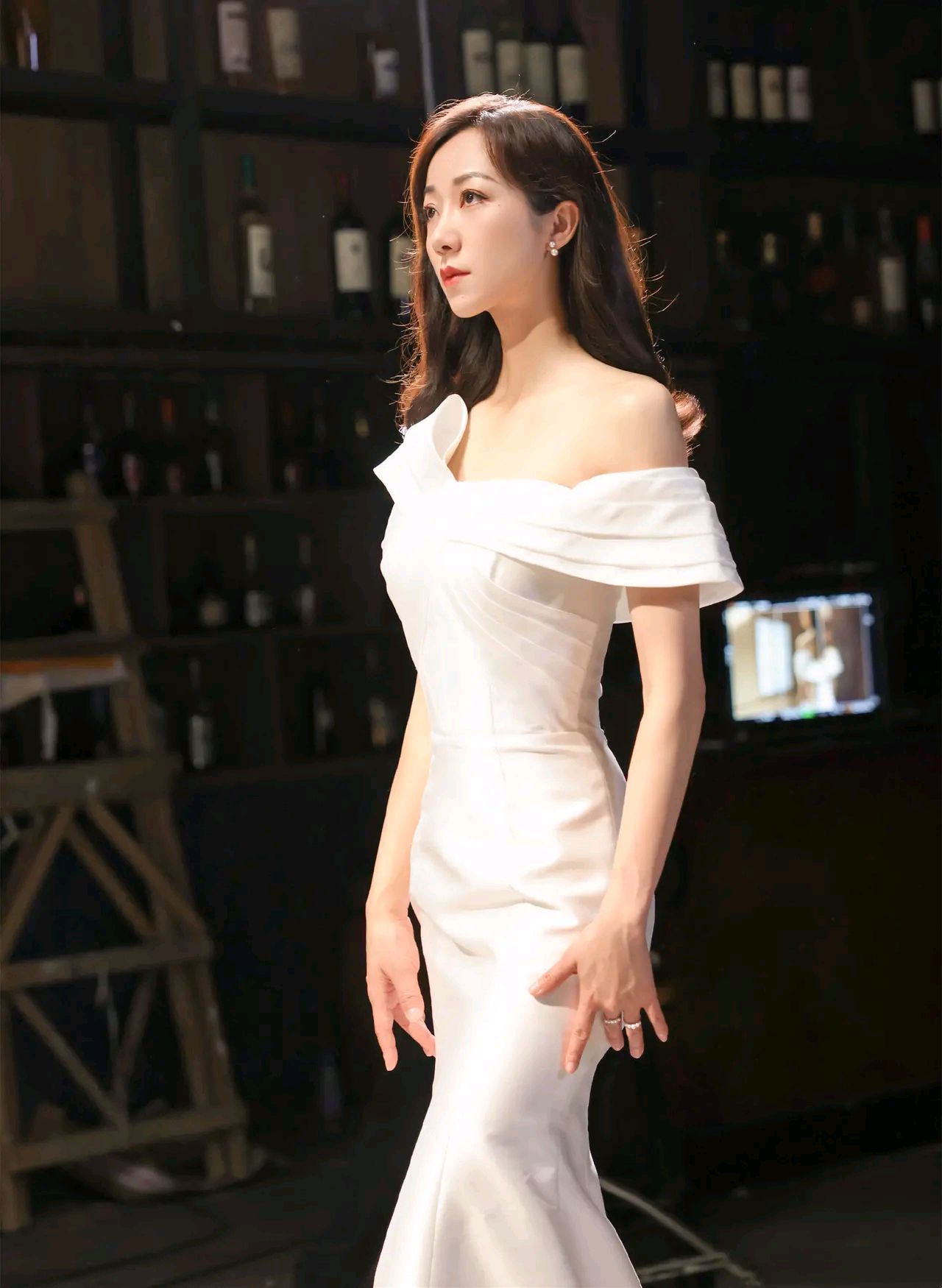 被韩雪新造型美到了,一袭白色露肩鱼尾长裙,优雅又惊艳!