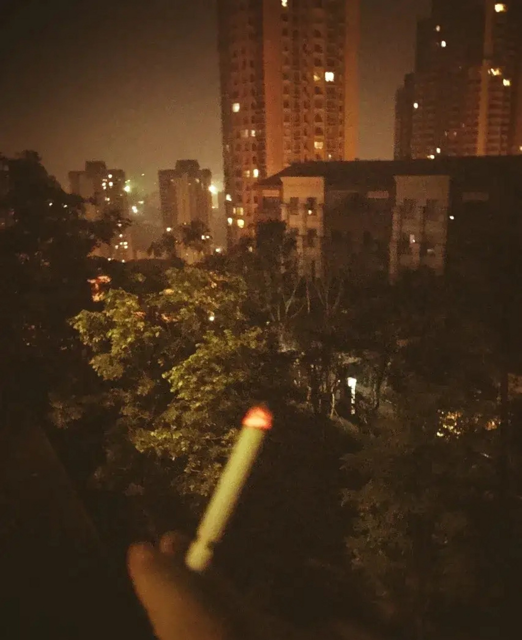 一个人在阳台抽烟图片