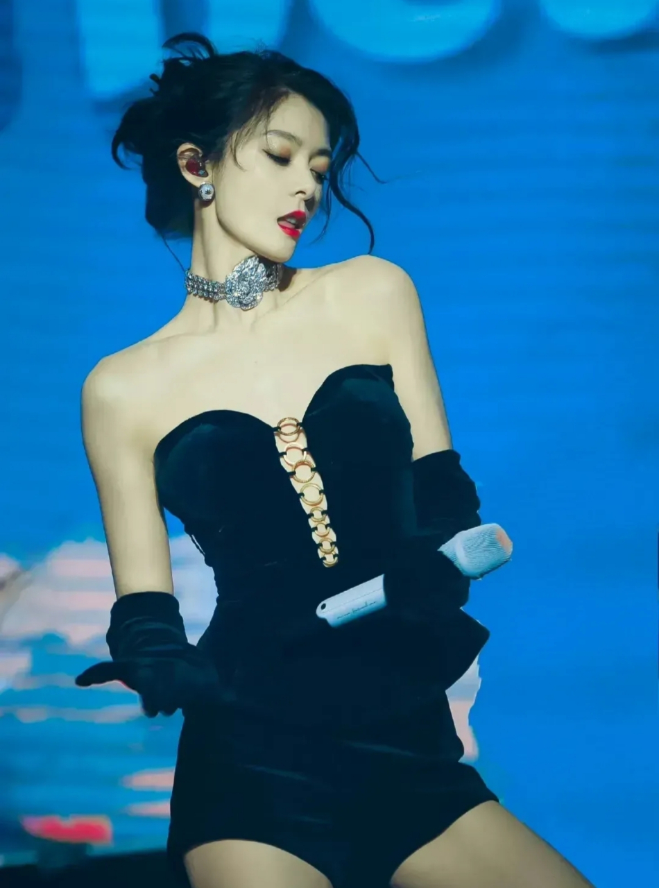 傅菁,95后新晋歌手,演员.  她之前是火箭少女101的成员.